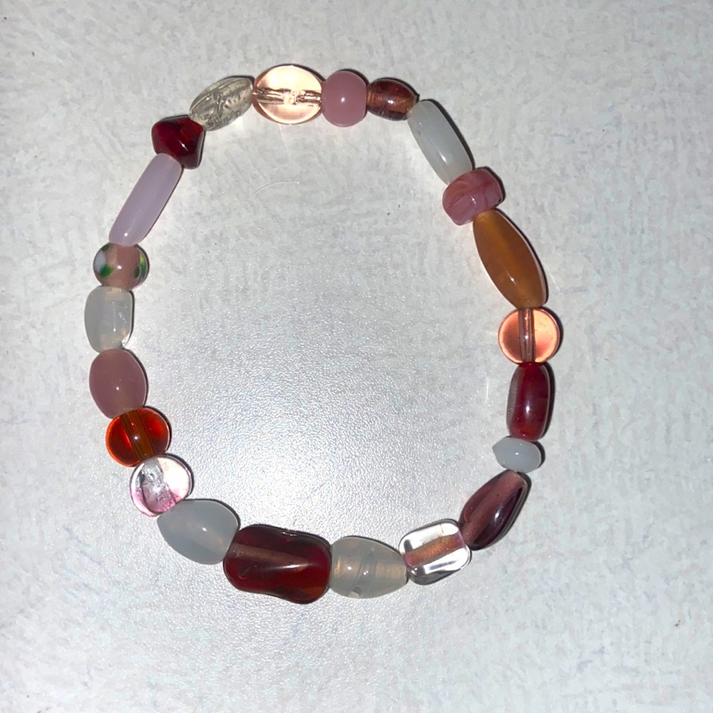 Elastic glass beaded bracelet